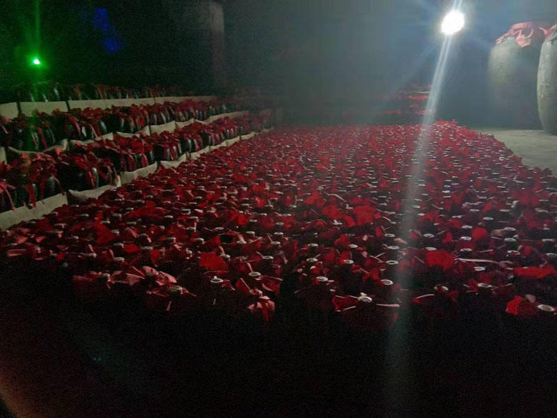 茅台镇酱香白酒厂家，酱香白酒厂家:如何区分酱香白酒的新酒和老酒？